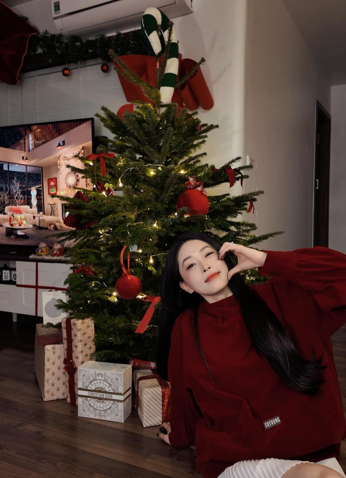 Á hậu Bùi Phương Nga trang trí cây thông Noel, tô điểm cho tổ ấm nhỏ trong lúc ông xã Bình An đi công tác. (Nguồn: FBNV)