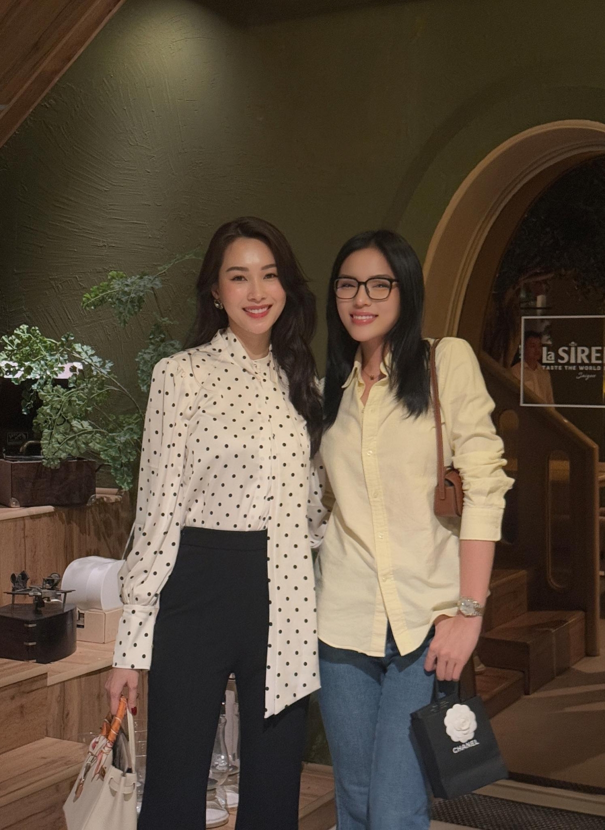 Kỳ Duyên đăng ảnh bên Đặng Thu Thảo với chú thích: "Mãi là đứa em bé nhỏ của chị". Màn hội ngộ của 2 Hoa hậu Việt Nam khiến khán giả thích thú. (Nguồn: FBNV)