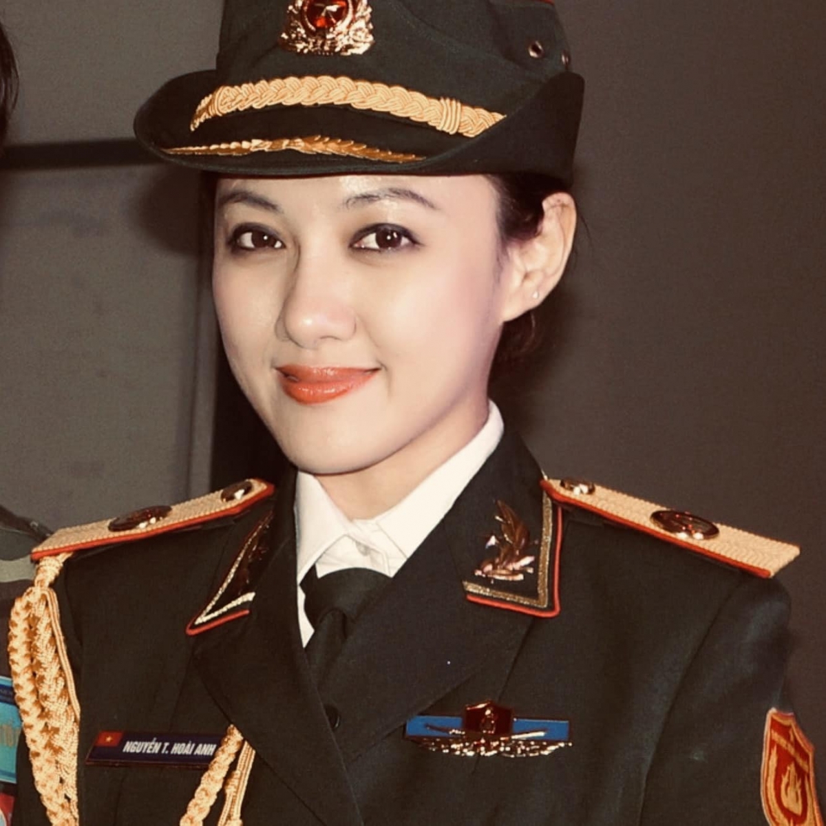 BTV Hoài Anh xinh đẹp trong trang phục bộ đội. "Mình có cả bảng tên nhé. Chúc mừng 80 năm ngày thành lập Quân đội Nhân dân Việt Nam", cô viết.