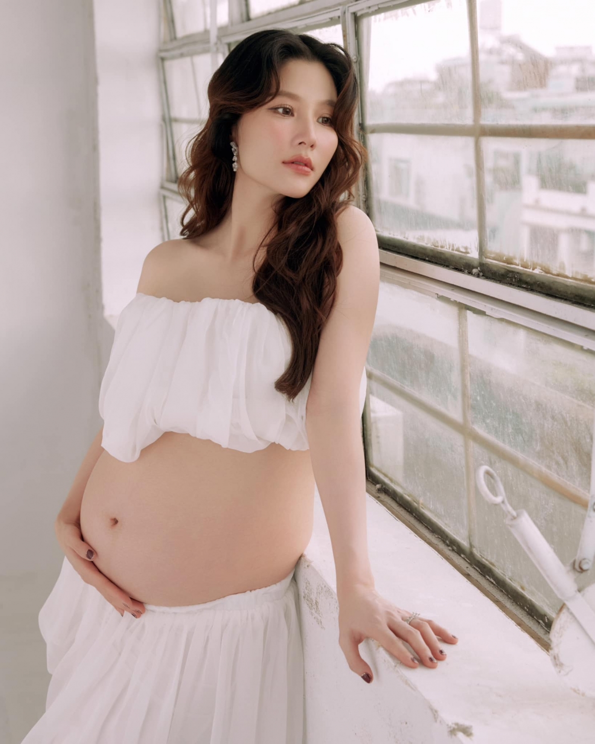 Mới đây, Diễm My 9x khoe bộ ảnh gợi cảm, khoe bụng bầu ở những ngày cuối thai kỳ. Đây cũng là lần đầu tiên nữ diễn viên công khai hình ảnh với bụng bầu. Cô dự kiến sinh con đầu lòng vào tháng 1/2025. Sau một năm đám cưới với chồng doanh nhân, Diễm My đang có những ngày tháng viên mãn, hạnh phúc. Từ khi lấy chồng, người đẹp ít hoạt động nghệ thuật, dành nhiều thời gian cho việc kinh doanh và đi du lịch với ông xã.