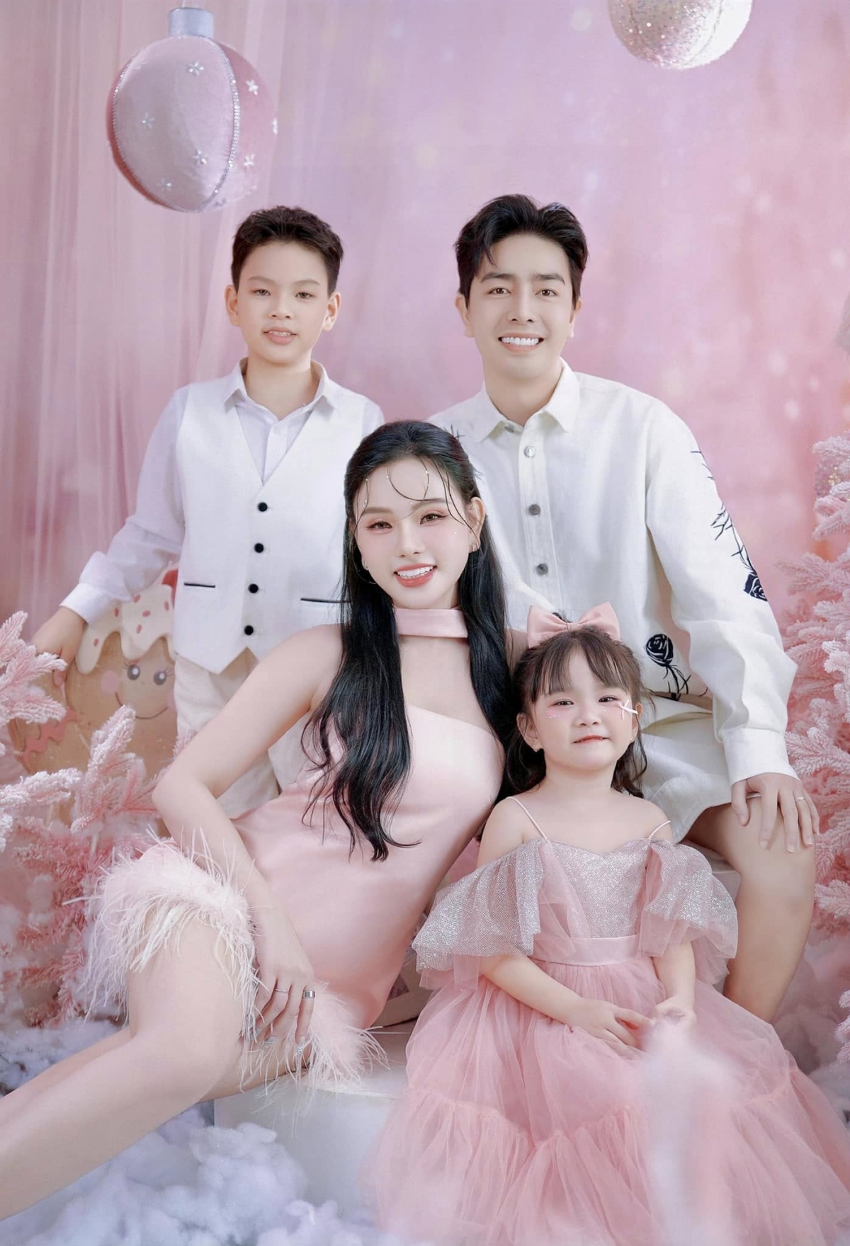 Gia đình ca sĩ Thu Thủy đón Giáng sinh bằng một bộ ảnh với tông màu hồng – trắng. “Giáng sinh năm nay tại Sài Gòn cũng se lạnh lắm.Cả gia đình Thuỷ chúc cả nhà hưởng trọn một mùa Giáng sinh an lành nhé”. (Nguồn: FBNV)