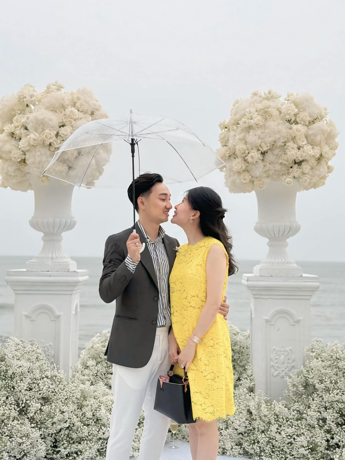 Thành Trung khoe ảnh tình tứ bên bà xã. Khán giả bình luận khen vợ chồng nam MC đẹp đôi. (Nguồn: FBNV)