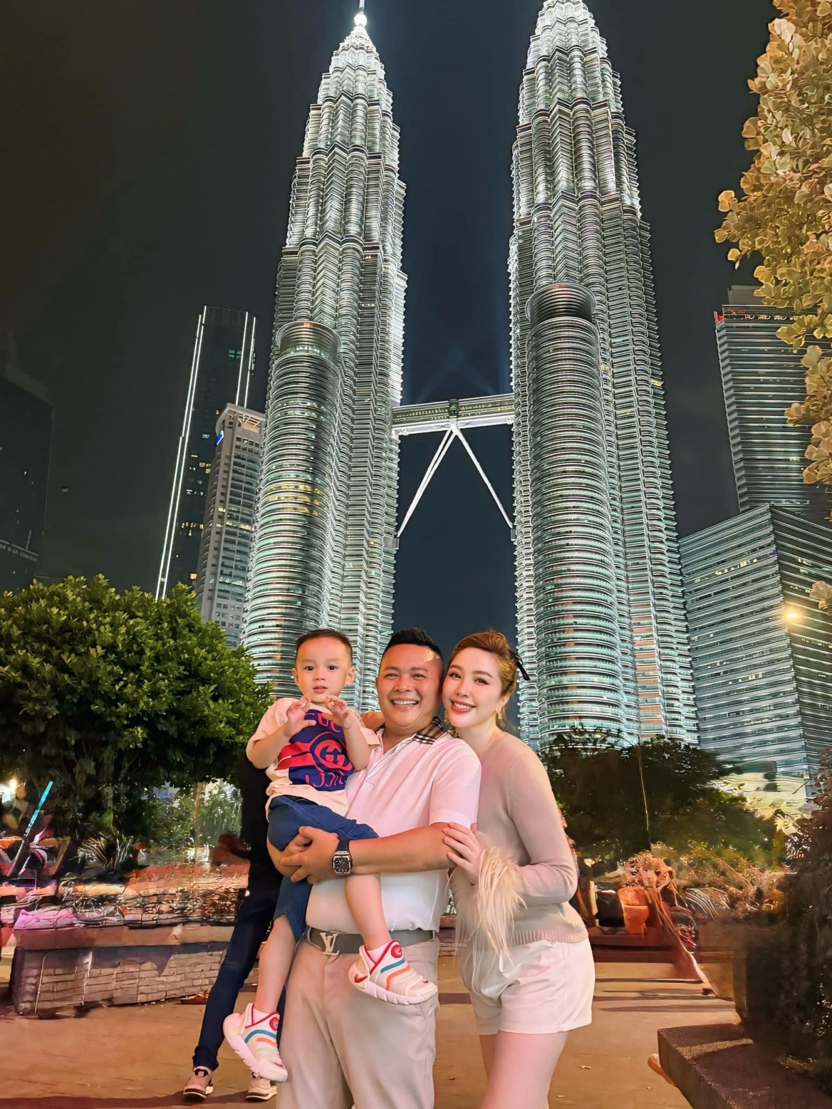 Ca sĩ Bảo Thy và chồng đại gia đưa con trai đi du lịch Malaysia dịp kỷ niệm 5 năm cưới. (Nguồn: FBNV)