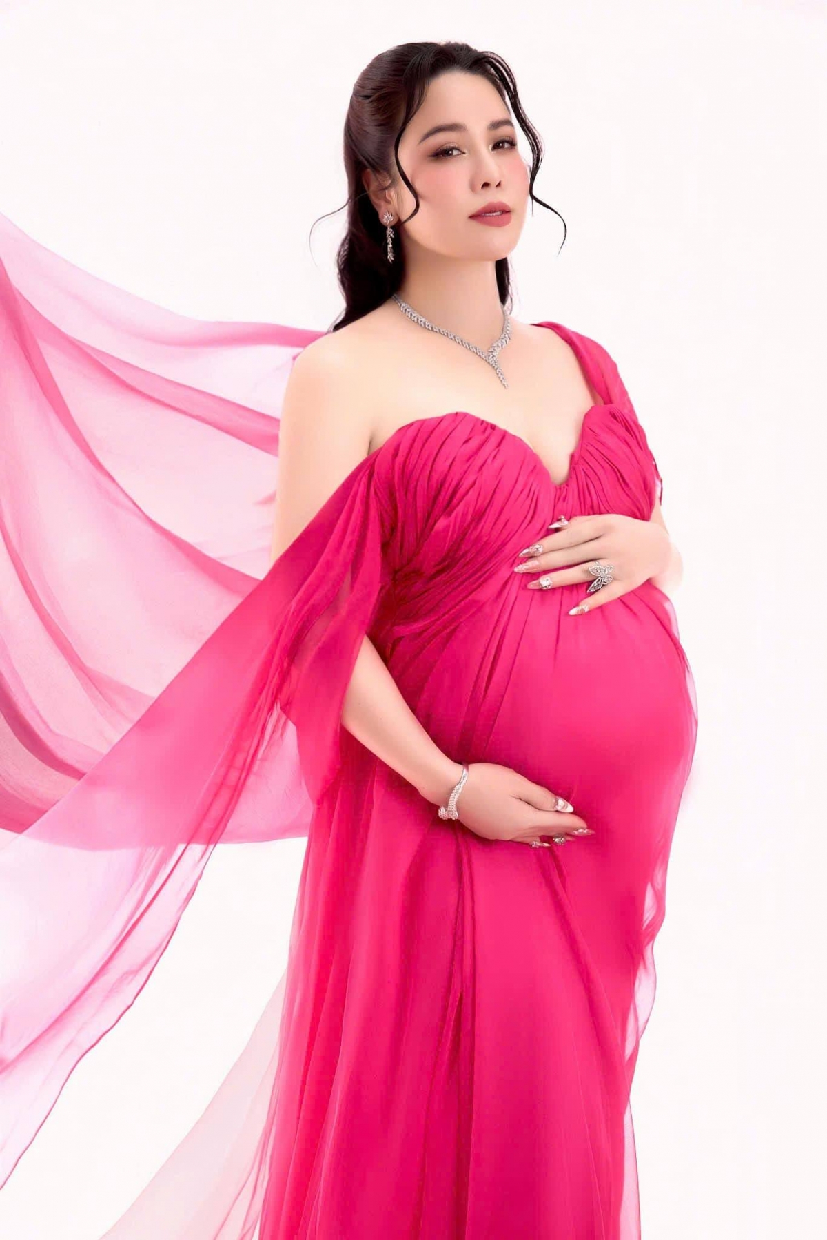 Vào giữa tháng 12, Nhật Kim Anh tạo bất ngờ lớn cho bạn bè, nghệ sĩ và khán giả khi xuất hiện ở sự kiện của công ty với bụng bầu. Cô đang trong tháng cuối thai kì, sẽ sinh con thứ hai vào đầu năm 2025. Nhật Kim Anh cho biết thực hiện phương pháp IVF (thụ tinh ống nghiệm) để mang thai lần hai. Cô chia sẻ đã trải qua nhiều khó khăn, vất vả trong hành trình mang thai lần này.