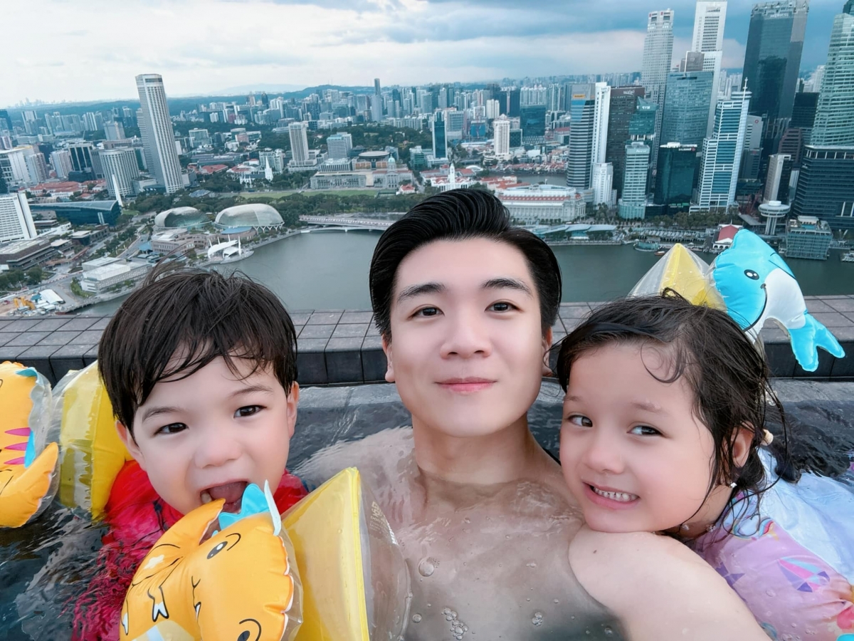 Doanh nhân Đỗ Quang Vinh đưa cặp song sinh đi bơi: “2 em trải nghiệm lần đầu bơi hồ vô cực”. (Nguồn: FBNV)