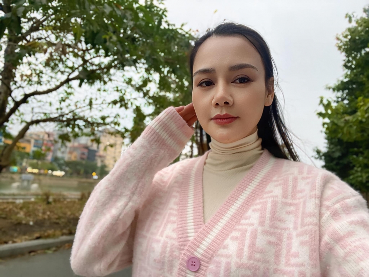 Diễn viên Huyền Sâm chăm chỉ đi tập thể dục: “Dạo này tăng cân, con bé quyết định phải thể dục thể thao tý cho đỡ béo. Sau một hồi chọn lựa, chạy thì mệt, erobic cũng mệt nên chốt lại đi bộ mấy vòng hồ vẫn là chân ái”. (Nguồn: FBNV)
