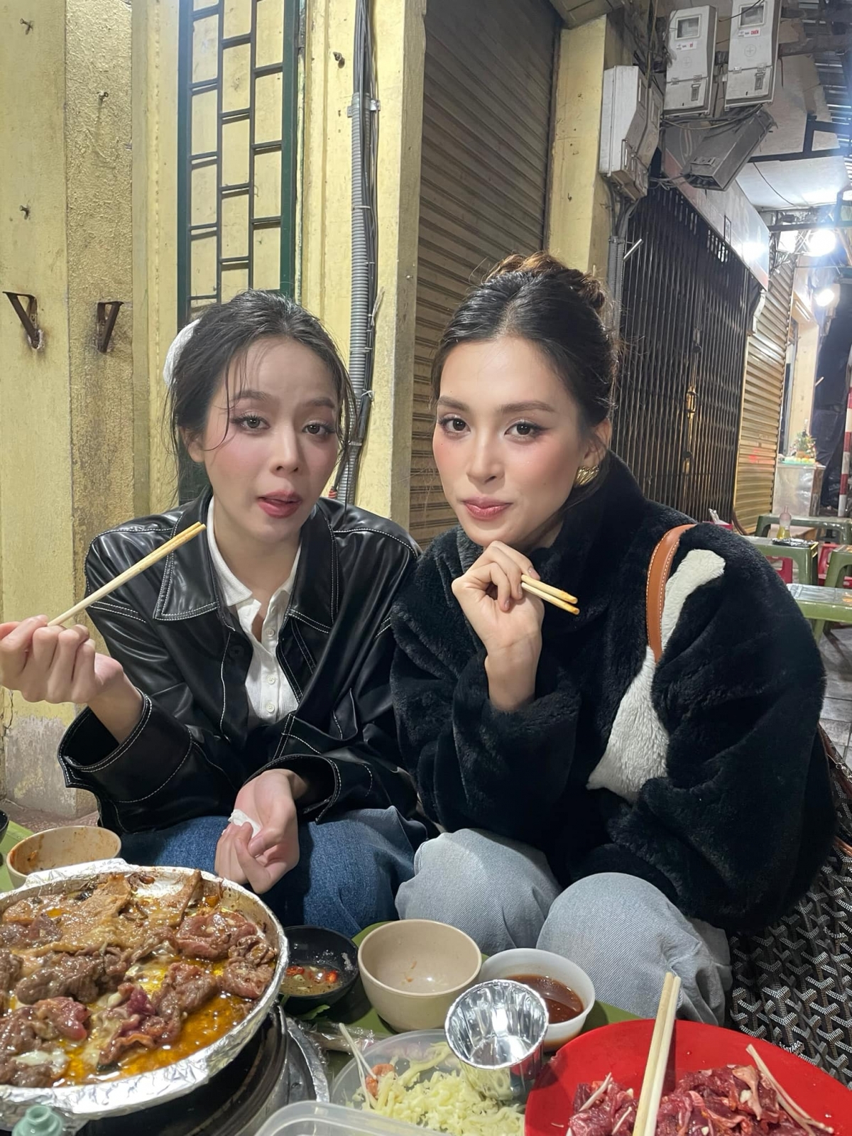 Thanh Thủy và Tiểu Vy rủ nhau đi ăn nầm nướng trong không khí lạnh của Hà Nội. (Nguồn: FBNV)