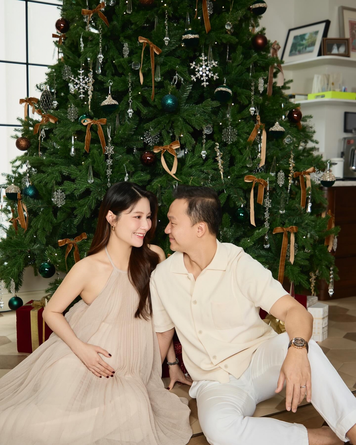 Sao Việt 26/12: Diễm My 9X đăng tải thêm hình ảnh ngập "cẩu lương" với chồng. Theo đó, vợ chồng Diễm My đã cùng nhau đón Giáng sinh rất ấm cúng, ngọt ngào bên trong ngôi biệt thự bề thế.