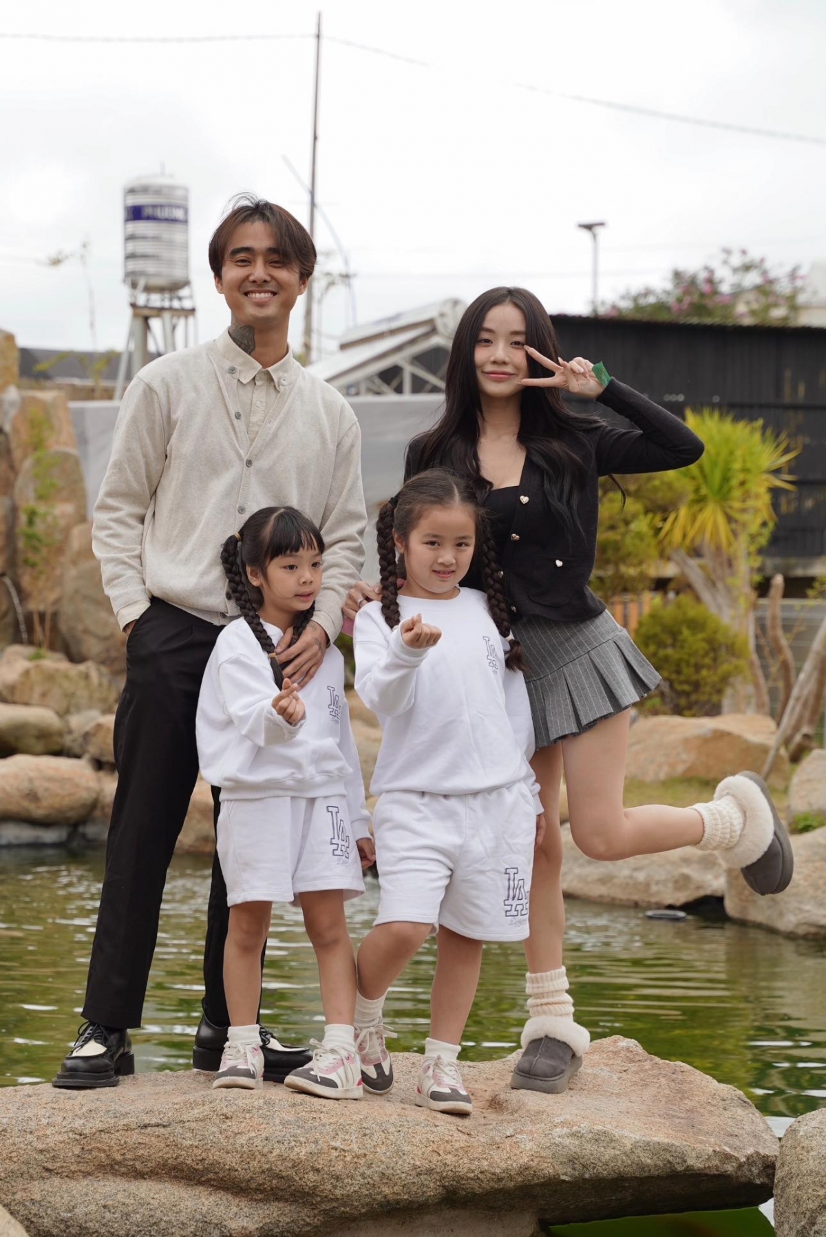 Đạt G cùng bạn gái Cindy Lư đưa hai con riêng của cô đi du lịch Đà Lạt. (Nguồn: FBNV)