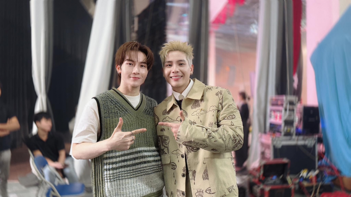 “Phải dí vào trong backstage để tìm bông hoa đẹp nhất”, Đỗ Phú Quí đến dự fan meeting của Quân A.P. (Nguồn: FBNV)