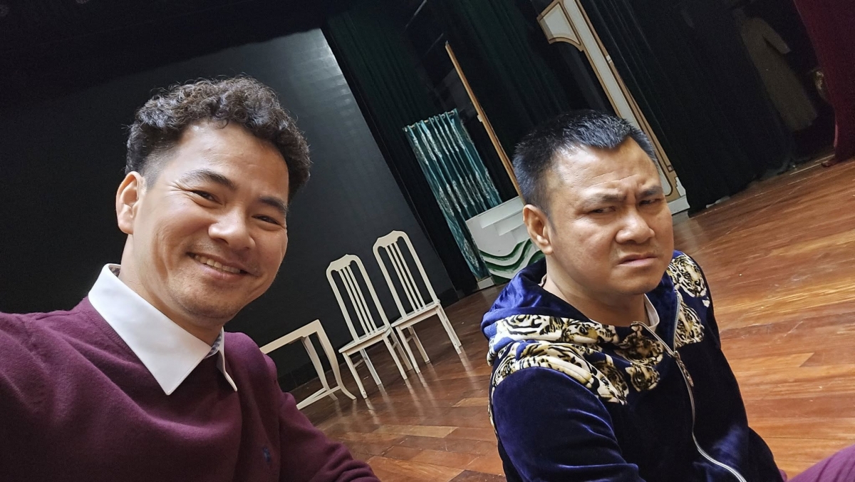 NSND Xuân Bắc đăng ảnh tập luyện cùng NSND Tự Long. Hình ảnh của hai nghệ sĩ lập tức gây bàn tán và nhiều khán giả cho rằng NSND Xuân Bắc cũng tham gia Táo Quân 2025. “Tập tành với nhau tí mà thái độ dư này thì. Thế mà động phát biểu, chia sẻ là nhịn mình. Sự thật khác lắm bà con ạ”. Ở phần bình luận, Tự Long đáp: “Gần 2h sáng còn lôi nhau ra chụp ảnh, sau lại bảo mình cười lên đi cho cuộc đời vui vẻ”. (Nguồn: FBNV)