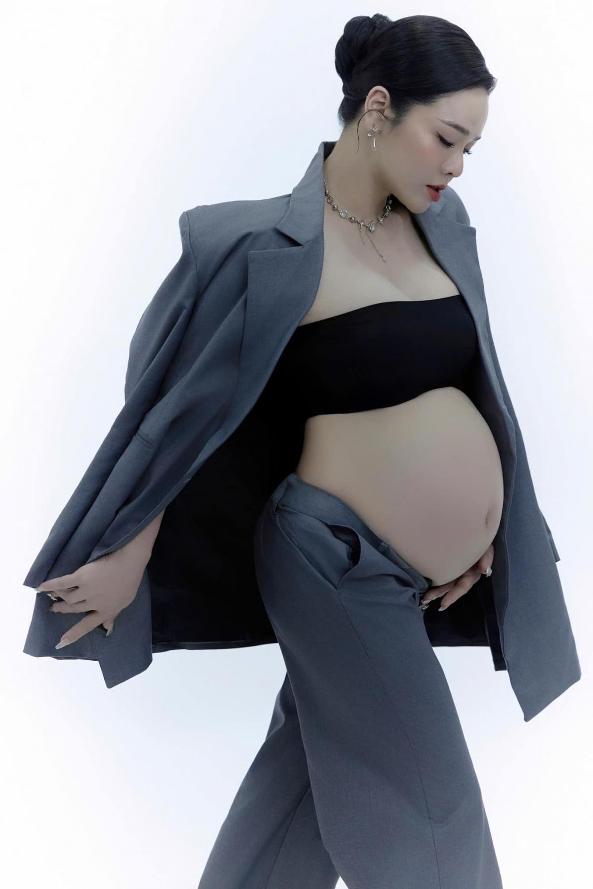 Nhật Kim Anh đăng ảnh bụng bầu với tâm sự: “Đôi khi muốn mình thật yếu đuối để có ai đó che chở. Và rồi nghĩ lại, chỉ có mình che chở cho mình thôi”. (Nguồn: FBNV)
