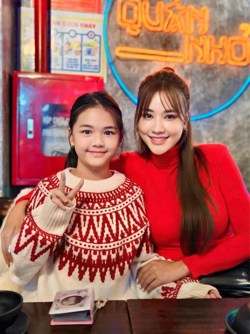 Bồ Câu - con gái diễn viên Maya - được khen càng lớn càng xinh đẹp, thần thái như hoa hậu nhí.