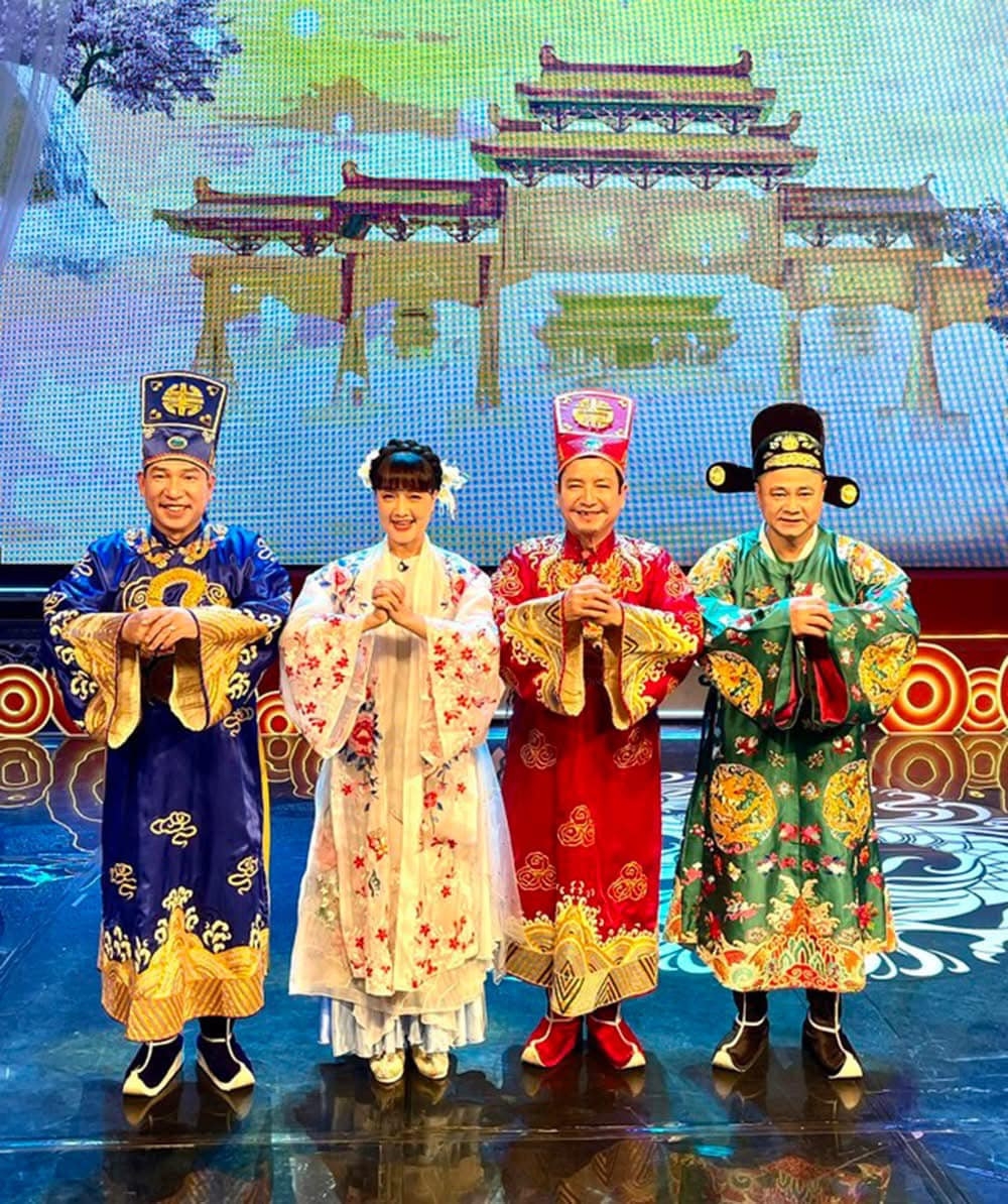 Sao Việt 31/12: "Yên tâm rằng Táo Quân 2025 sẽ 'đỉnh nóc kịch trần' cả nhà nhé", NSND Tự Long viết.