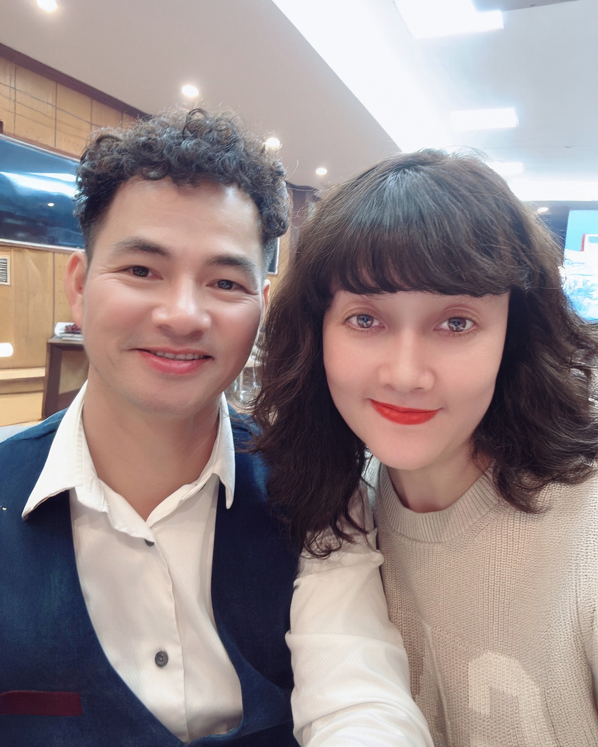 Hội ngộ NSND Xuân Bắc trong buổi tập Táo Quân, Vân Dung làm thơ: "Táo Y Tế gặp Nam Tào/Năm nào cũng phải xôn xao lên chầu/Nam Tào cứ hỏi đâu đâu/Làm Táo Y Tế điên đầu mất thôi". (Nguồn: FBNV)