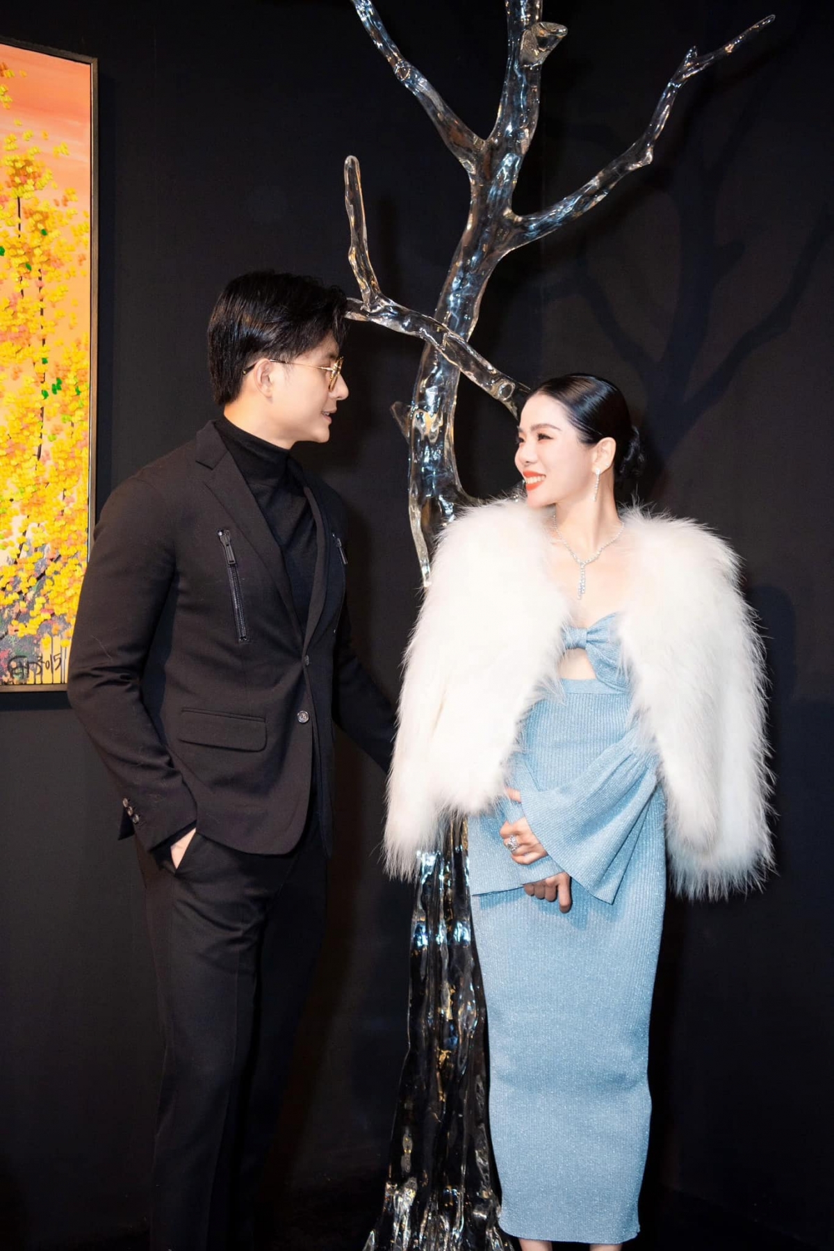 Lệ Quyên khoe nhan sắc quyến rũ khi đi sự kiện cùng Lâm Bảo Châu. Ca sĩ được khen ngày đẹp đôi bên tình trẻ kém 12 tuổi. (Nguồn: FBNV)
