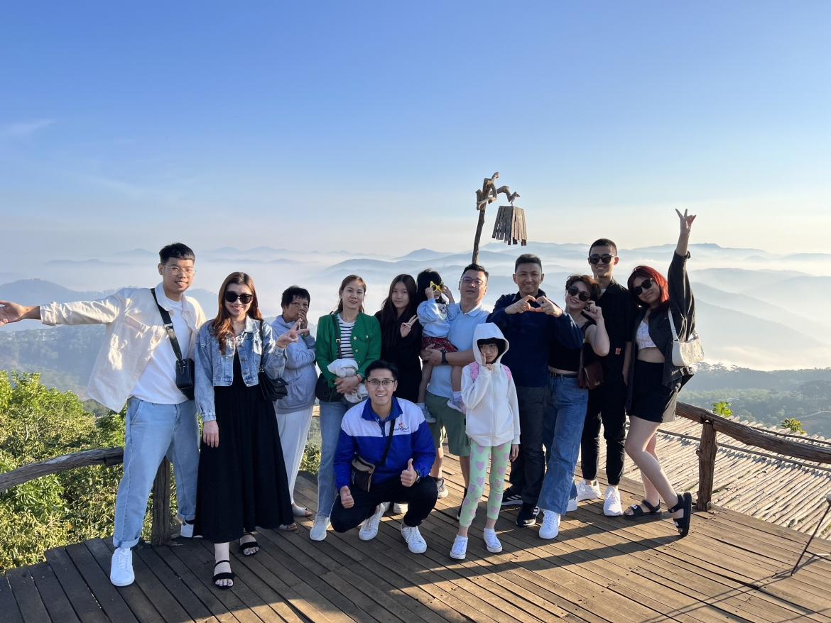 Du khách tham gia tour săn mây Đà Lạt. Ảnh: Đinh Văn Dôn