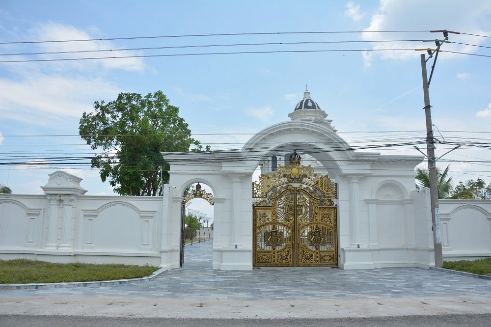 Cổng vào căn biệt thự. Ảnh: Đ.Tr