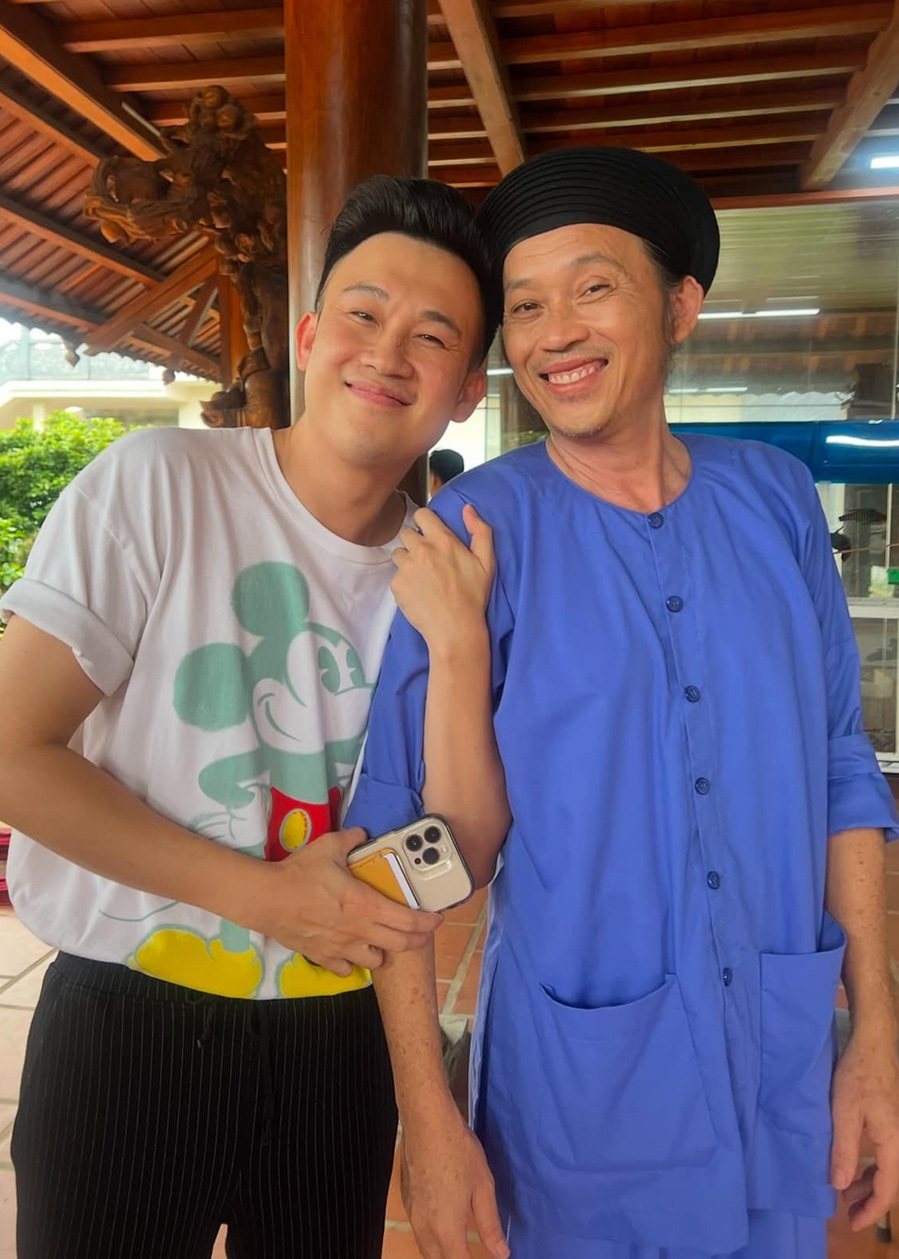 Dương Triệu Vũ đăng ảnh chụp cùng anh trai, nghệ sĩ Hoài Linh, nhân dịp sinh nhật danh hài. (Nguồn: FBNV)