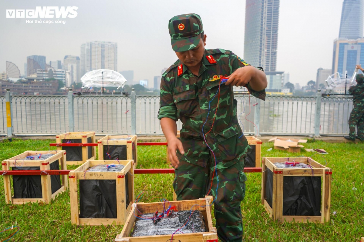 Cũng theo Trung tá Bình, sau công tác đấu nối, các trái pháo được các chiến sĩ đặt cẩn thận vào trong bệ phóng.