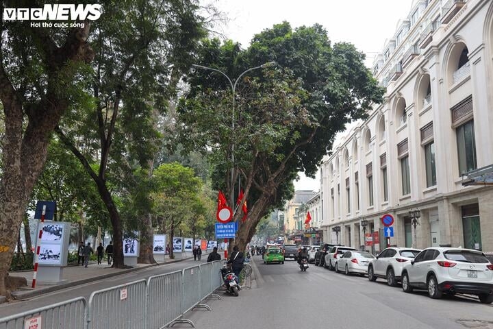 Tuyến phố này lợi thế là nằm ven Hồ Gươm, luôn luôn sôi động, nhộn nhịp.