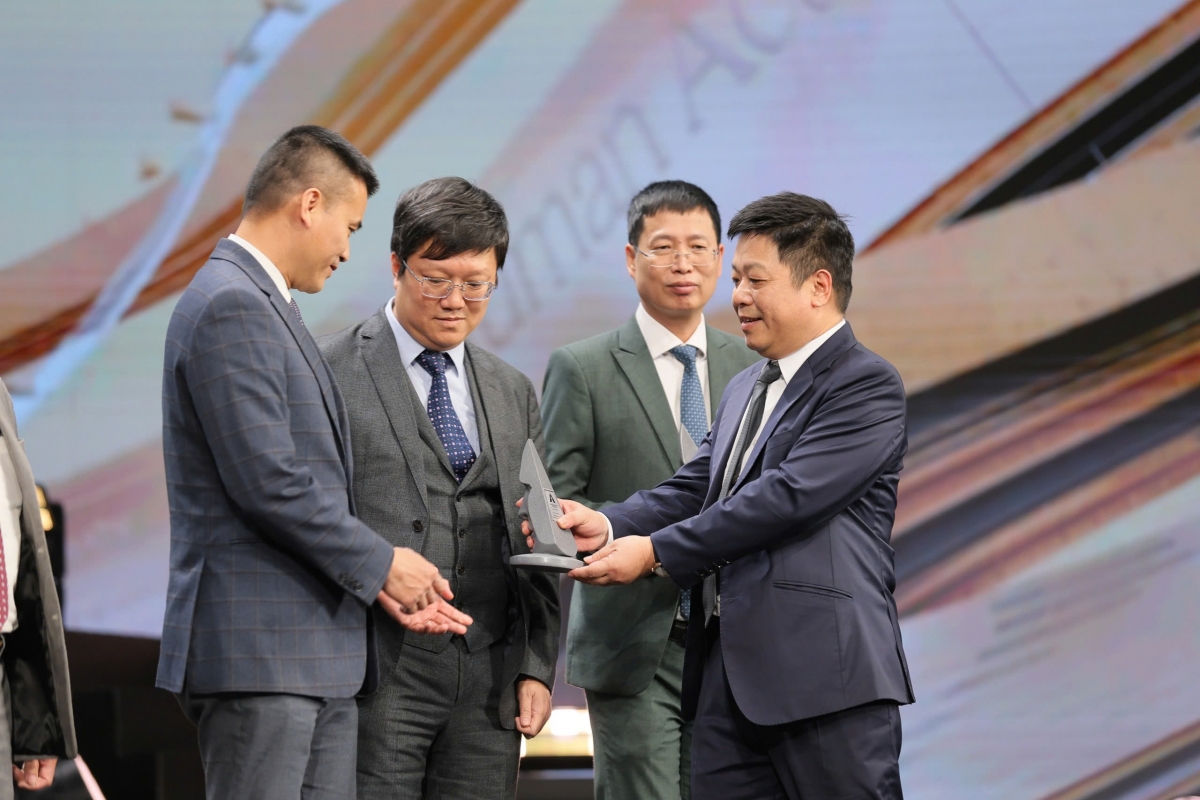 Ông Tô Ngọc Giang - Phó Tổng giám đốc đại diện Vietnam Airlines đón nhận giải thưởng tại sự kiện.