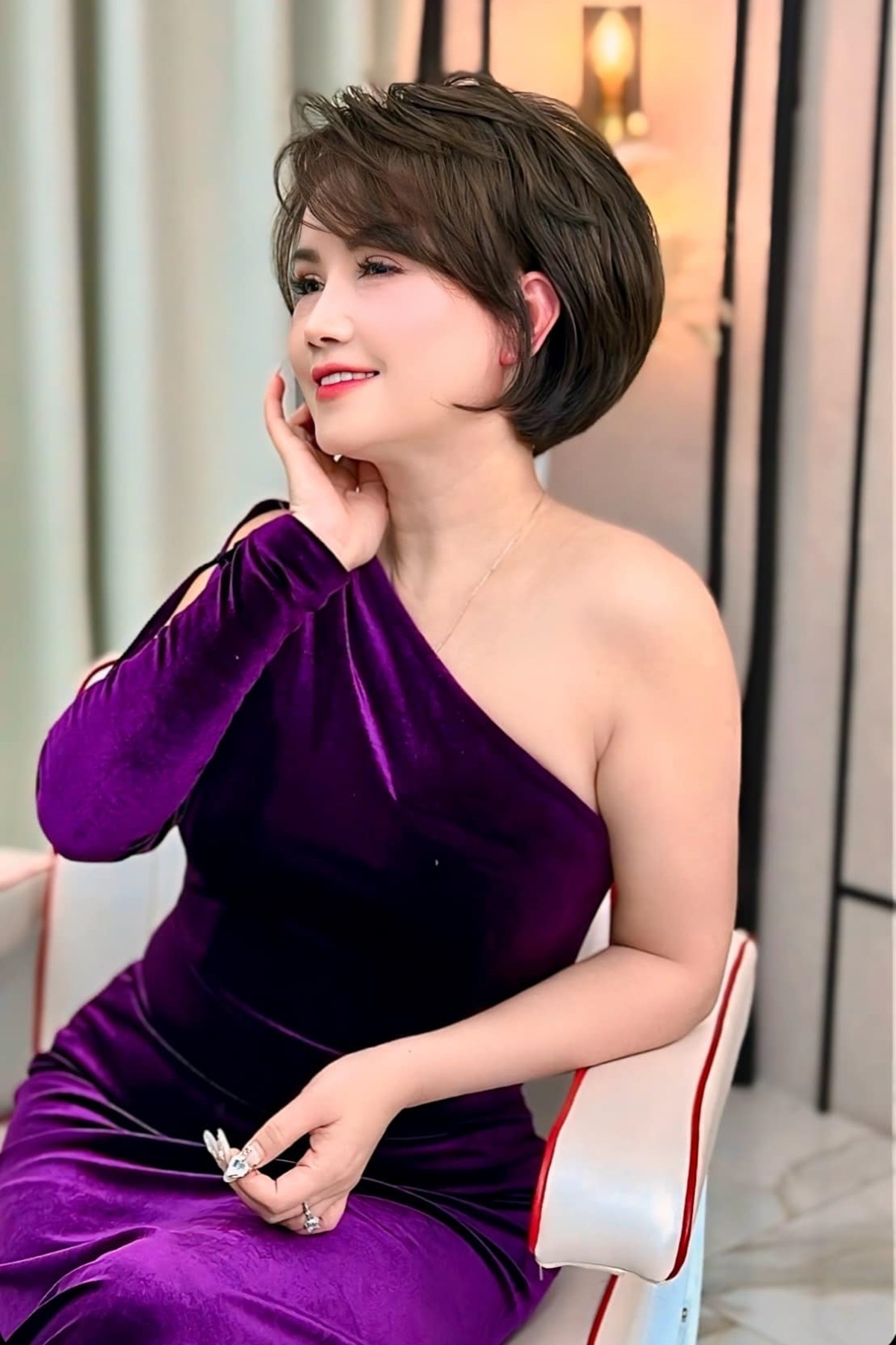 Diễn viên Hoàng Yến đổi kiểu tóc mới, khoe nhan sắc ở tuổi 49. Gần đây, cô xác nhận lên kế hoạch kết hôn lần 5 cùng bạn trai kém tuổi. (Nguồn: FBNV)