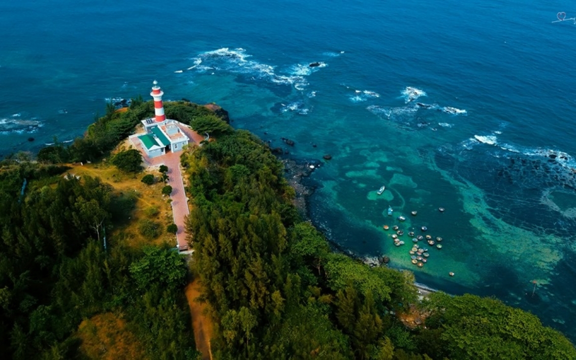 Hải đăng Ba Làng An, xã Bình Châu, huyện Bình Sơn, nơi đất liền gần nhất với Hoàng Sa.
