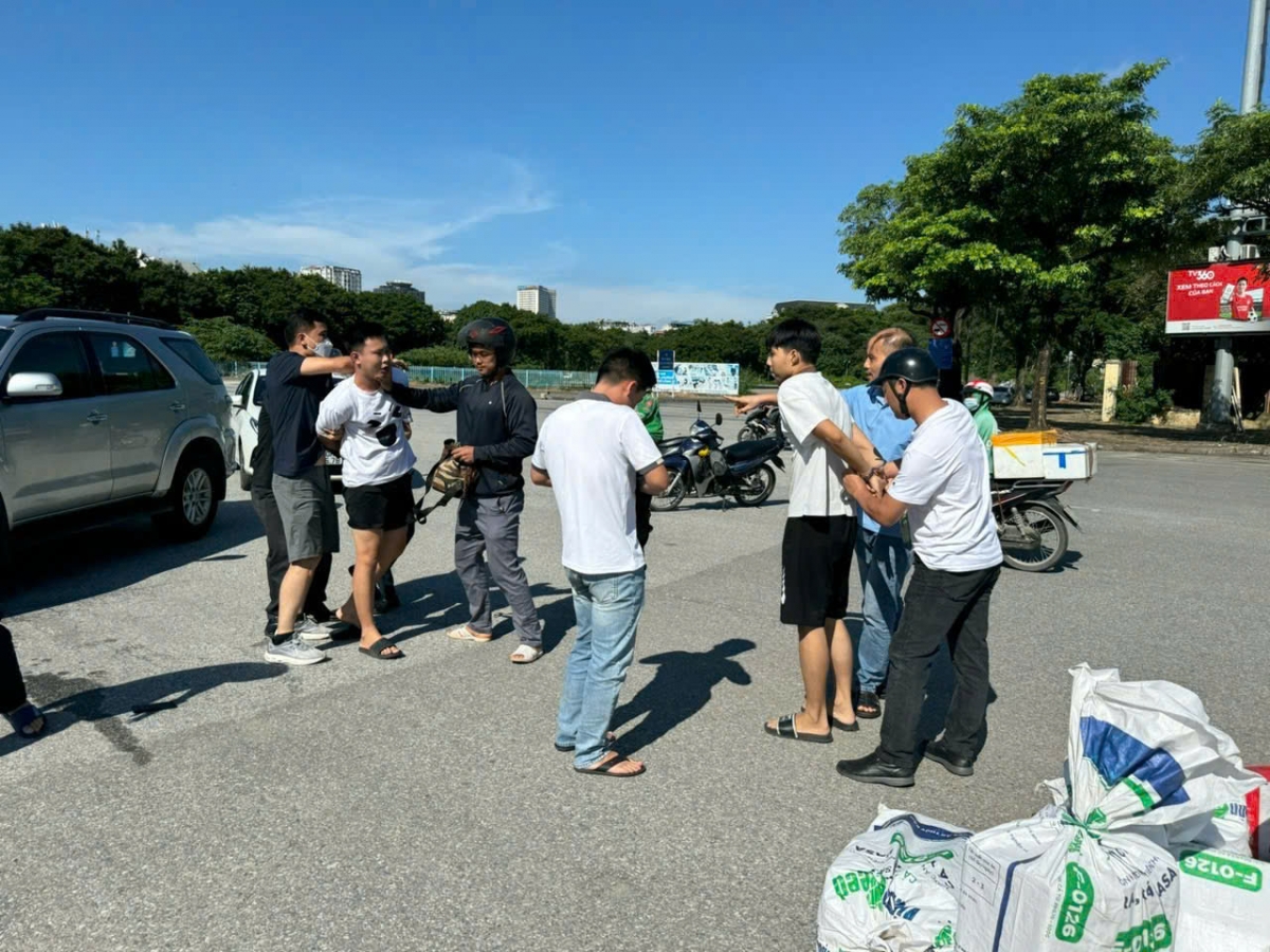 6. Cuối tháng 8/2024, Ban Chuyên án nhận được thông tin các đối tượng sẽ vận chuyển ma túy qua biên giới, gửi xe khách tuyến Diễn Châu, Nghệ An - Sơn Tây, Hà Nội và sẽ giao 5 bao tải đựng ma túy tại khu vực Sân vận động quốc gia Mỹ Đình. Ban Chuyên án quyết định phá án. Chiều 30/8/2024, khi xe khách đến khu vực quảng trường sân vận động Mỹ Đình, phụ xe, lấy từ cốp xe khách ra 5 bao tải, 2 túi ni lông để ven đường chờ người ra nhận, còn xe khách di chuyển tiếp. Ít phút sau, hai đối tượng đi xe máy đến nhận ma túy.