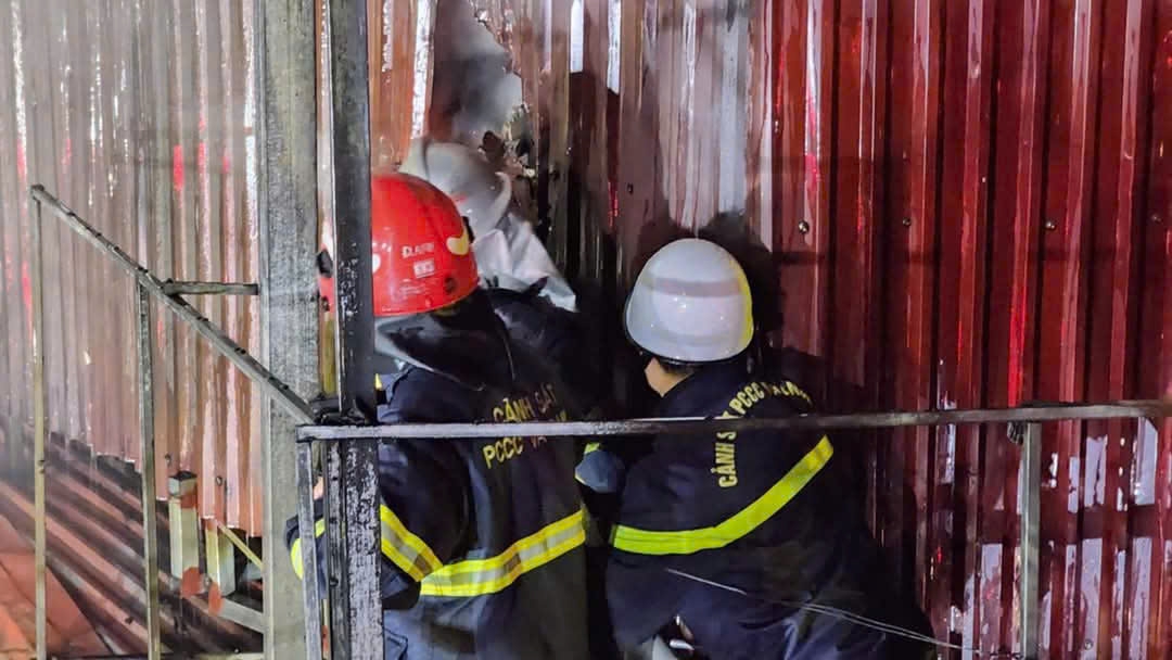 Nhận tin báo, Cảnh sát Phòng cháy chữa cháy và Cứu nạn cứu hộ huy động nhiều lượt phương tiện cùng nhiều cán bộ, chiến sĩ tới hiện trường dập lửa. 