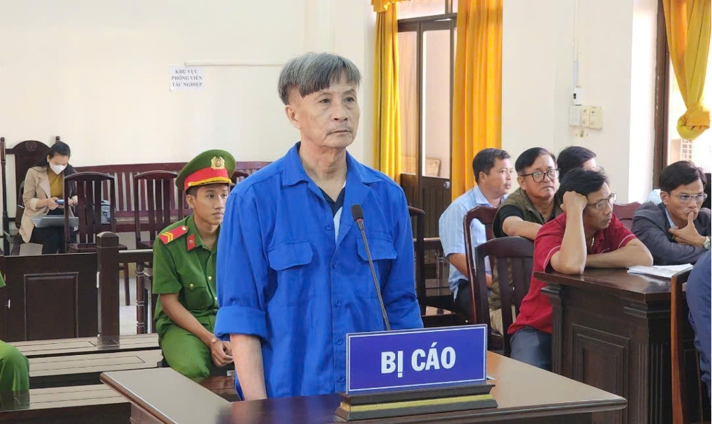 Bị cáo Phạm Minh Thành (tại phiên tòa) đã dựng hiện trường giả mất trộm tiền trên 700 triệu đồng để chiếm đoạt của nhiều bị hại.