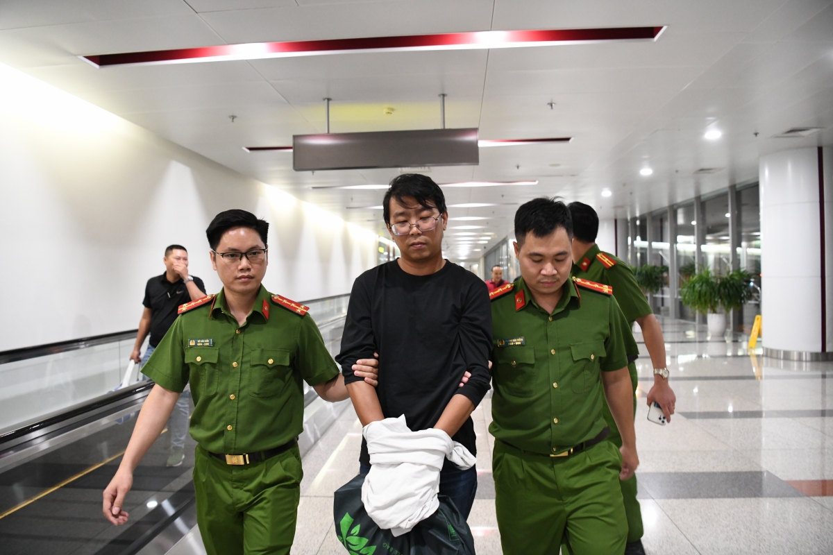 4. Ngày 5/6, C04 chủ trì, phối hợp với Cơ quan phòng, chống ma túy Thái Lan và các đơn vị bắt giữ đối tượng Nguyễn Tuấn Thanh (33 tuổi ở Thành phố Hồ Chí Minh), đối tượng truy nã về tội danh sản xuất trái phép chất ma túy. Nguyễn Tuấn Thanh là đối tượng chủ mưu, cầm đầu, đóng vài trò chính, trực tiếp nắm công thức, quy trình chế tạo, nguồn nguyên vật liệu, máy móc, thuê nhà xưởng, kho bãi phục vụ việc sản xuất, mua bán trái phép chất ma túy sau đó đưa đi tiêu thụ tại các địa bàn khắp cả nước. Sau khi bắt giữ, phía Thái Lan đã bàn giao đối tượng Nguyễn Tuấn Thanh cho Tổ công tác của C04 và hỗ trợ dẫn giải lên máy bay để đưa về Việt Nam. Đến 23h ngày 7/6, Tổ công tác của C04 đã dẫn giải đối tượng về cơ quan điều tra. Bước đầu Thanh đã khai nhận toàn bộ hành vi phạm tội tại Việt Nam. 