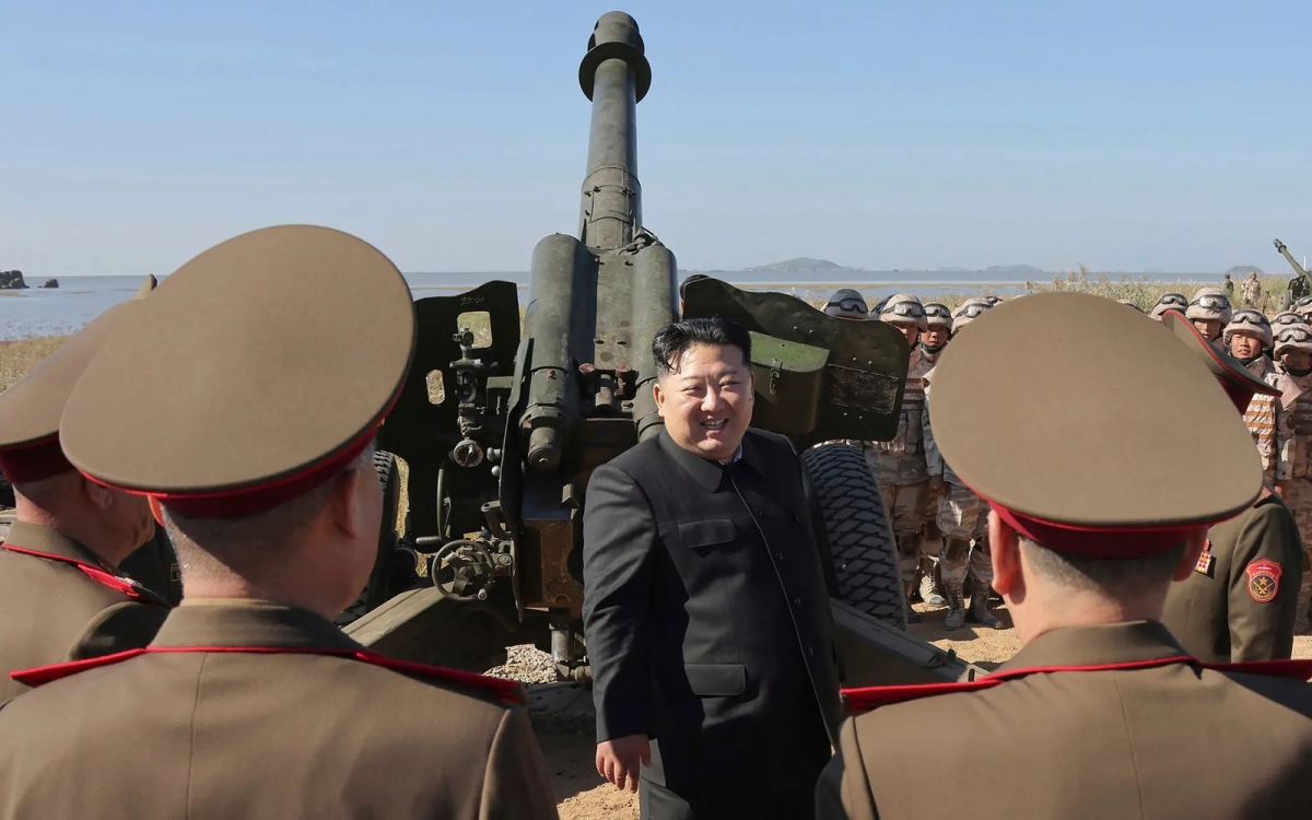 Nhà lãnh đạo Triều Tiên Kim Jong Un thăm một đơn vị pháo binh của nước này. Ảnh: KCNA.