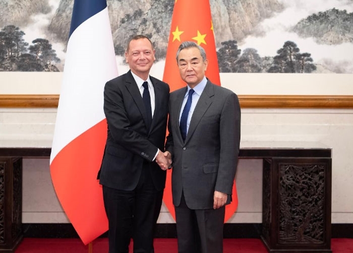 Ngoại trưởng Trung Quốc Vương Nghị và Cố vấn ngoại giao của Tổng thống Pháp Emmanuel Bonne. Ảnh: Tân Hoa xã