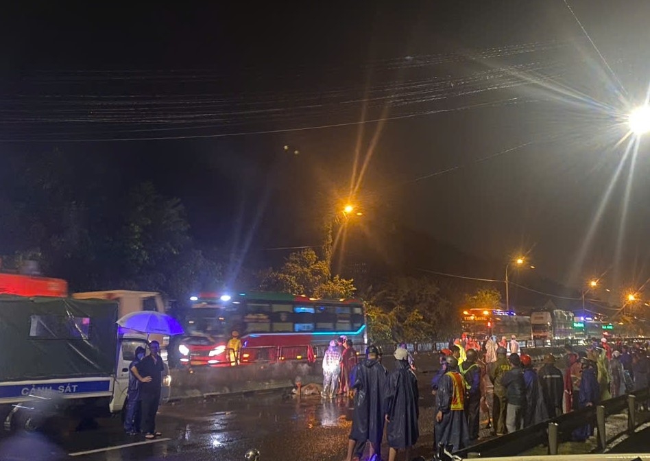 Lực lượng chức năng bảo vệ hiện trường, phân luồng không để ùn tắc giao thông