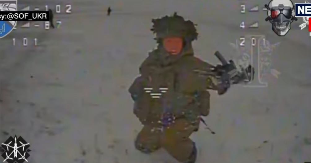 Khoảnh khắc UAV FPV lao sát về người lính trên chiến trường Kursk. Ảnh: SOF UKR.