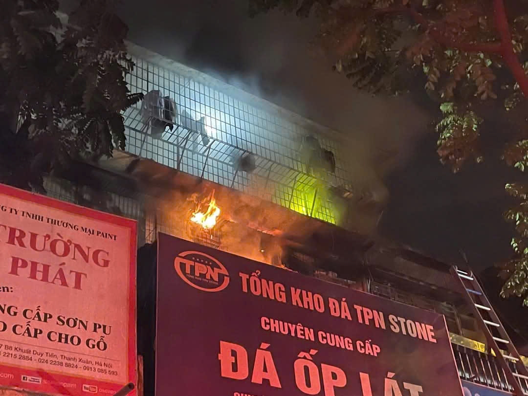 Ngọn lửa bốc lên dữ dội đã cháy lan sang khu vực bên cạnh