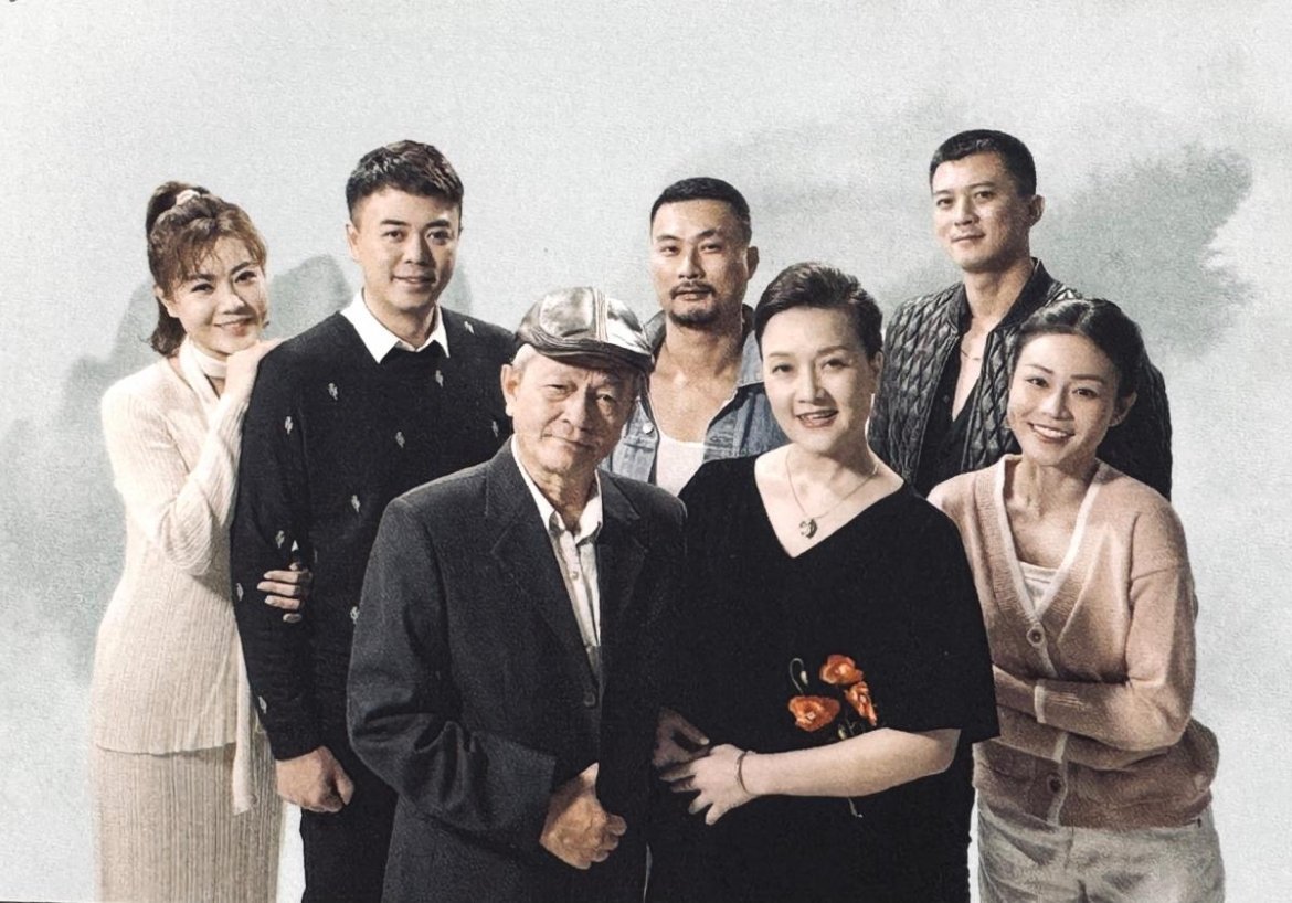 "Người một nhà" nói về đề tài gia đình, xoay quanh cuộc sống của Trí - Tuệ. Dù là anh em sinh đôi nhưng Trí và Tuệ không hề giống nhau, từ ngoại hình đến tính cách đều khác biệt hoàn toàn. Trong khi Trí có vẻ ngoài khá bặm trợn, tính tình nóng nảy nhưng bản chất lương thiện thì Tuệ lại rất hiền lành, đôi khi còn nhu nhược. Thế nên trong mọi biến cố, Trí luôn là người bảo vệ Tuệ, “dọn dẹp” thậm chí đứng ra chịu trận giúp Tuệ. Một biến cố trầm trọng xảy ra khiến hai anh em bị chia cắt. Sau hơn chục năm, khi Tuệ tin rằng mình đã mất anh trai thì Trí lại trở về. Tình cảm anh em giữa Trí và Tuệ được đặt vào thử thách khi hàng loạt biến cố xảy đến với Trí, với gia đình Tuệ.