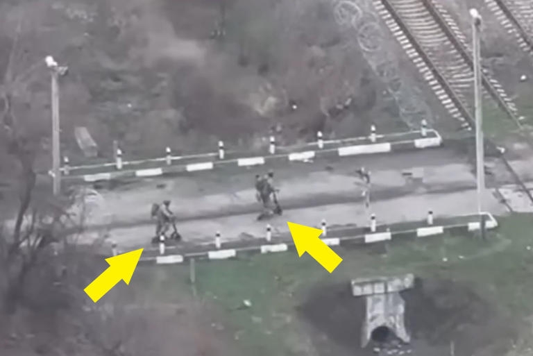 Binh sỹ Nga sử dụng xe scooter điện. Ảnh cắt từ YouTube