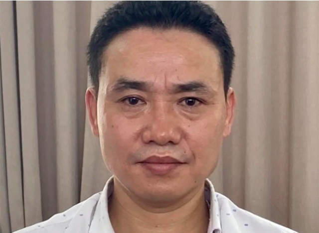 Xét xử vụ "chuyến bay giải cứu" giai đoạn 2: Dự kiến ngày 24/12 tới đây, TAND TP Hà Nội sẽ mở phiên xét xử sơ thẩm 17 bị cáo trong vụ án "chuyến bay giải cứu" giai đoạn 2 về các tội Đưa, Nhận hối lộ, Lợi dụng chức vụ quyền hạn trong khi thi hành công vụ, Che giấu tội phạm. Theo cáo trạng, lợi dụng chủ trương trên và chức vụ quyền hạn được giao, một số cá nhân tại UBND tỉnh, thành phố đã thỏa thuận/nhận hối lộ, làm trái công vụ để tham mưu, đề xuất chấp thuận chủ trương cho các doanh nghiệp đưa công dân về nước cách ly y tế tại địa phương. Trong ảnh: Bị can Trần Tùng, cựu Phó Giám đốc Sở Ngoại vụ tỉnh Thái Nguyên.