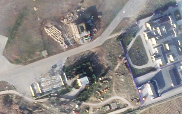 Nhiều nhà chứa máy bay kiên cố được xây dựng tại căn cứ Belbek. Ảnh: Planet Labs