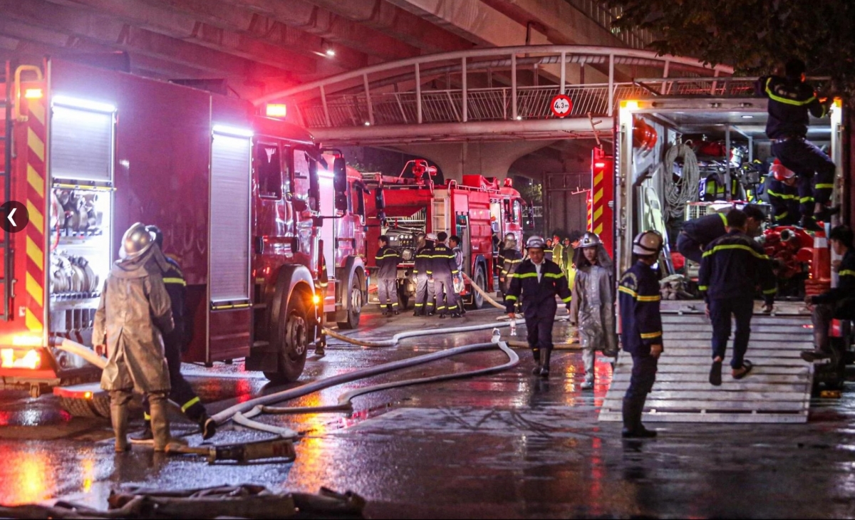 Tới 1h50, lực lượng chức năng rào chắn khu vực, yêu cầu người dân trở về nhà, không tập trung quanh hiện trường.