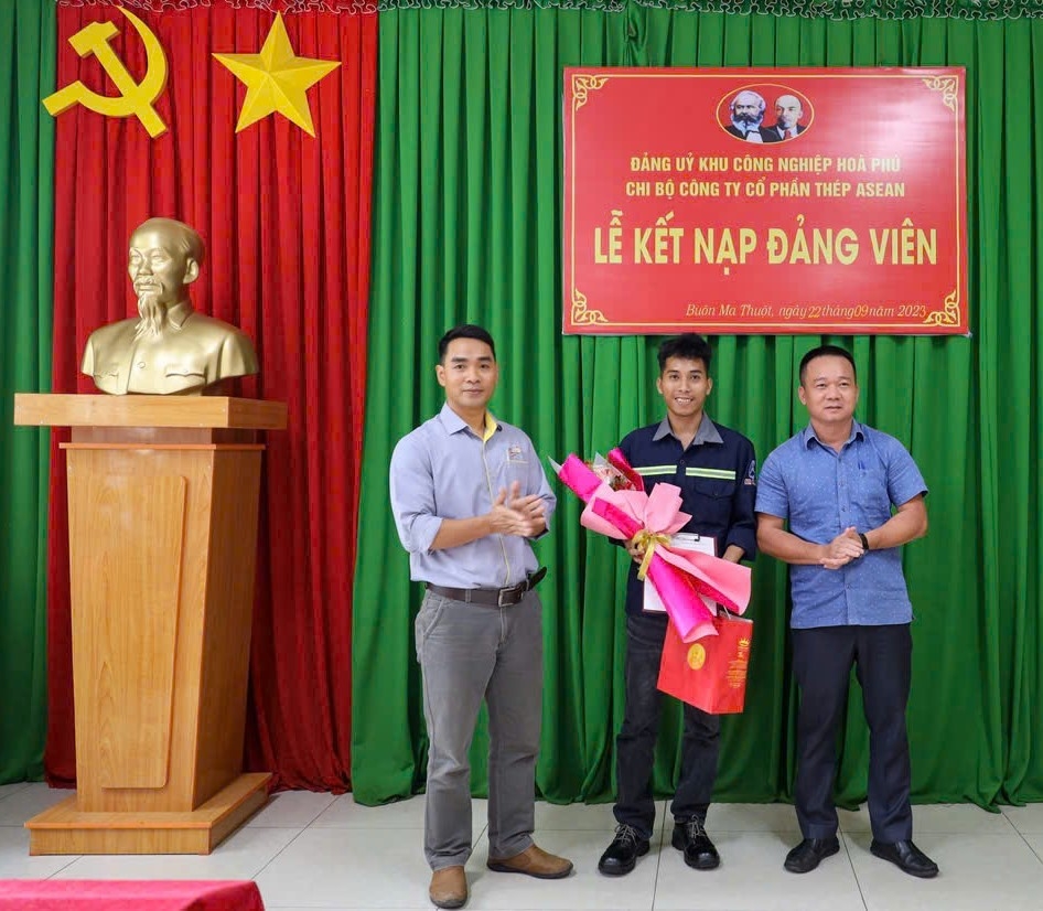 Anh Sim Kbuôr vinh dự được đứng vào hàng ngũ của Đảng sau quá trình phấn đấu ở Công ty Cổ phần Thép ASEAN trong Khu công nghiệp Hoà Phú, thành phố Buôn Ma Thuột, tỉnh Đắk Lắk