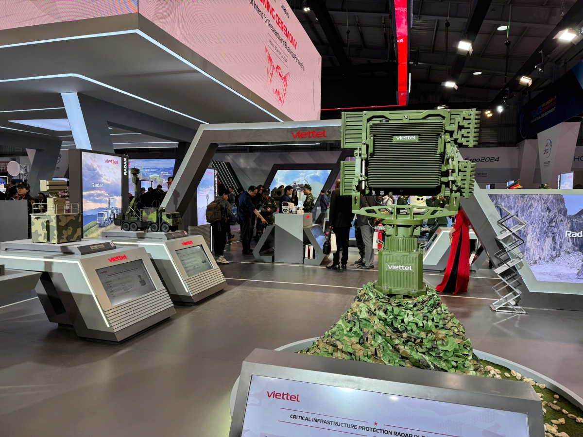 Hơn 80 sản phẩm thuộc lĩnh vực công nghiệp quốc phòng công nghệ cao được Tập đoàn Viettel giới thiệu tại triển lãm.