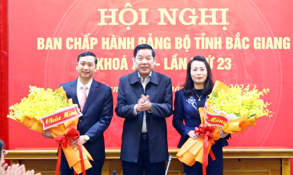 Bí thư Tỉnh uỷ Bắc Giang Nguyễn Văn Gấu tặng hoa chúc mừng tân Chủ tịch HĐND, Chủ tịch UBND tỉnh Bắc Giang