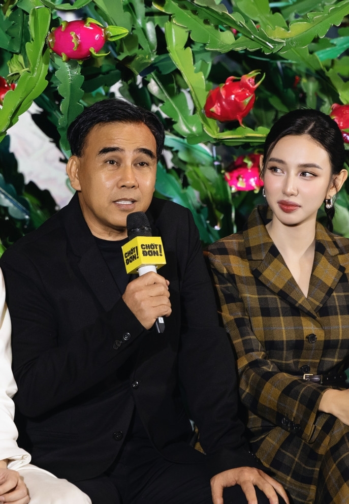 Trong buổi ra mắt phim "Chốt đơn" chiều 26/12, nghệ sĩ Quyền Linh tiết lộ đóng vai người yêu Hồng Đào. Đây cũng là dịp hiếm hoi cặp đôi tham gia chung dự án điện ảnh sau nhiều năm quen biết.