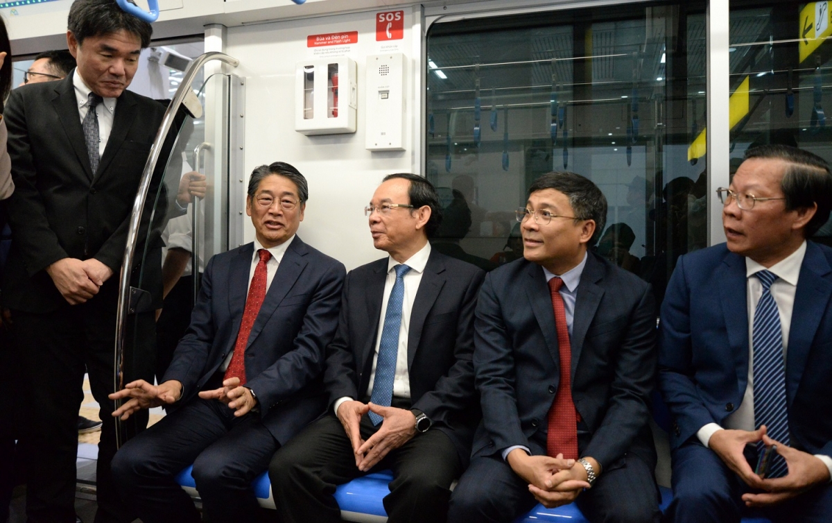 Bí thư Thành ủy và các lãnh đạo trải nghiệm tàu metro