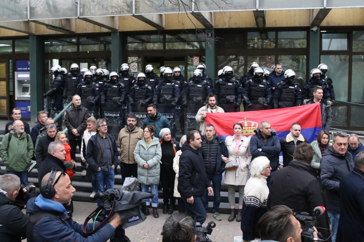 Biểu tình trước Tòa án và Văn phòng Công tố viên ở Novi Sad, Serbia ngày 20/11. Ảnh: Fonet