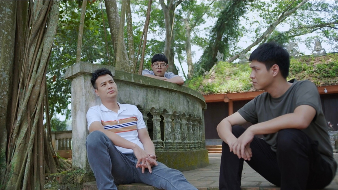 "Vui lên nào anh em ơi" xoay quanh hành trình khởi nghiệp đầy khó khăn nhưng cũng vô cùng hài hước, thú vị của ba chàng trai Tiến, Thắng, Hưng. Những lần khởi nghiệp thất bại của nhóm bạn thân Tiến, Thắng, Hưng nhiều tới mức đếm bằng cả bàn tay, bàn chân không hết, khiến gia đình của cả ba đều ngán ngẩm, đồng thời phê phán tình bạn của họ. Từ đó, cả ba quyết tâm cùng nhau gây dựng sự nghiệp, công danh để chứng minh giá trị với đời. 