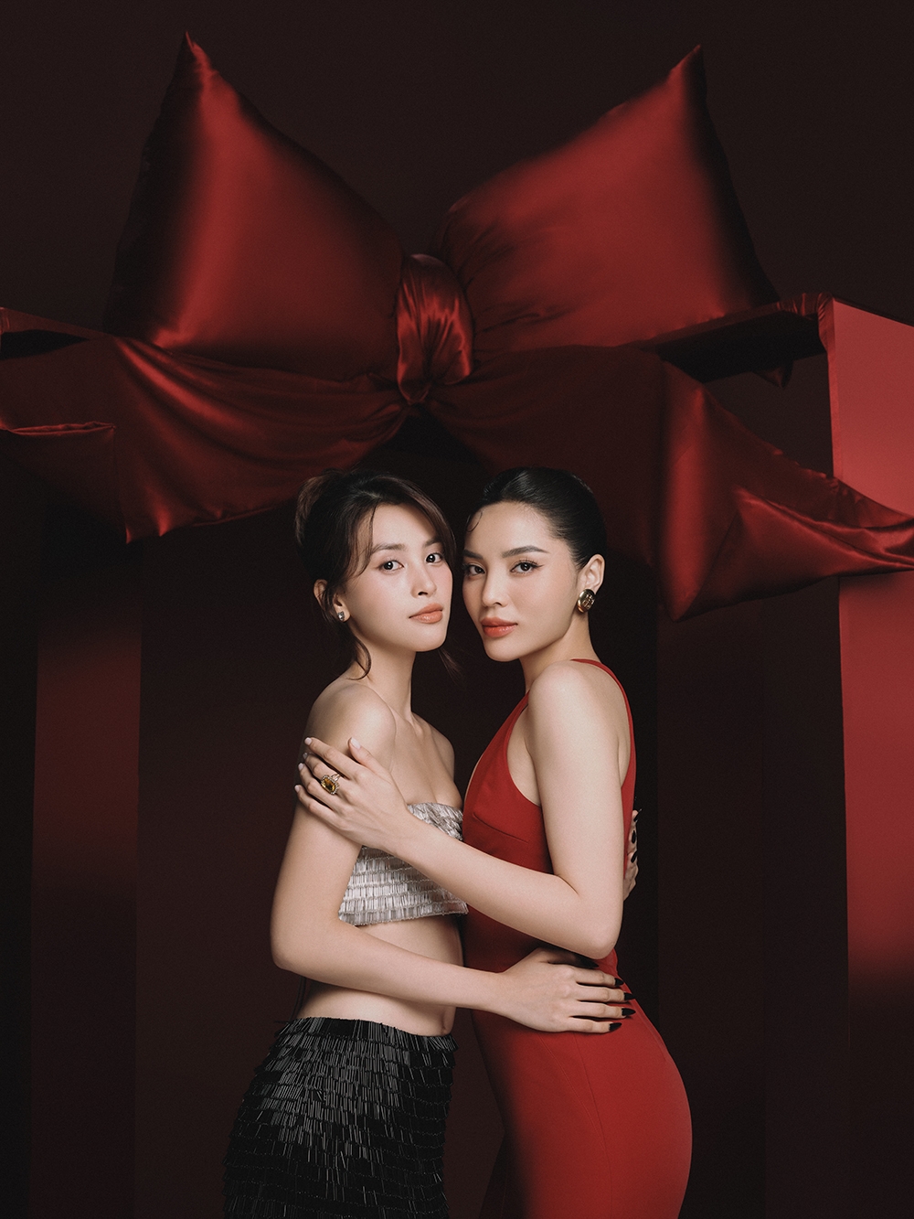 Hoa hậu Tiểu Vy và Hoa hậu Kỳ Duyên đọ sắc trong bộ ảnh mừng giáng sinh của đoàn phim “Bộ tứ báo thủ”.